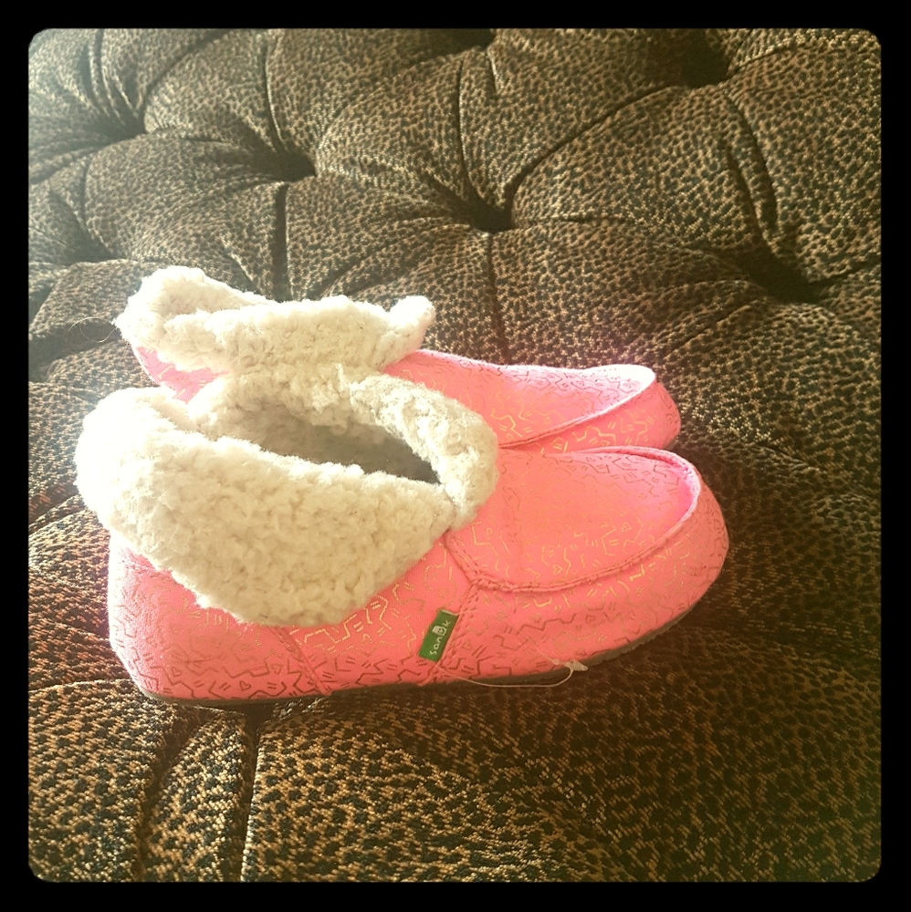 Size 3 sanuk fleece lined boots brand new